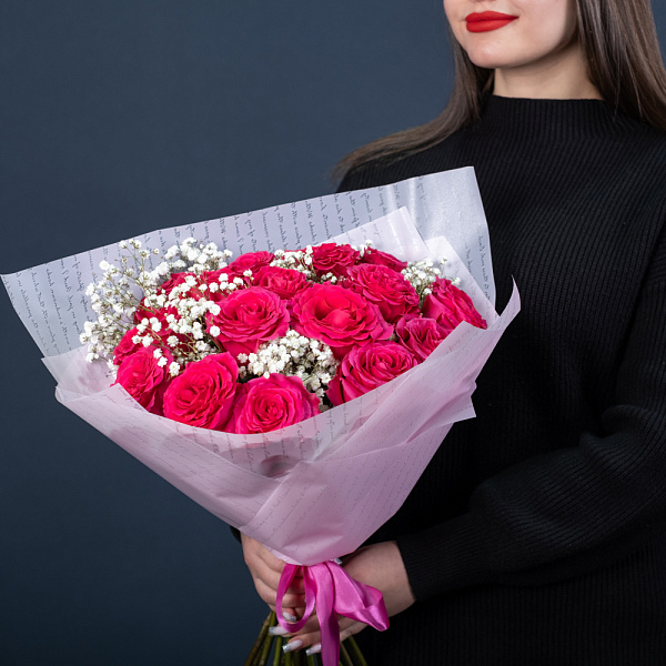 Купить Букет из розовых роз с гипсофилами в  с бесплатной доставкой: цена, фото, описание